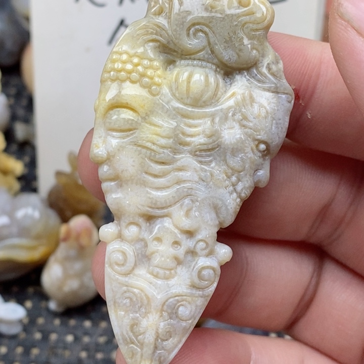 颈饰未镶嵌硅化珊瑚（珊瑚玉）