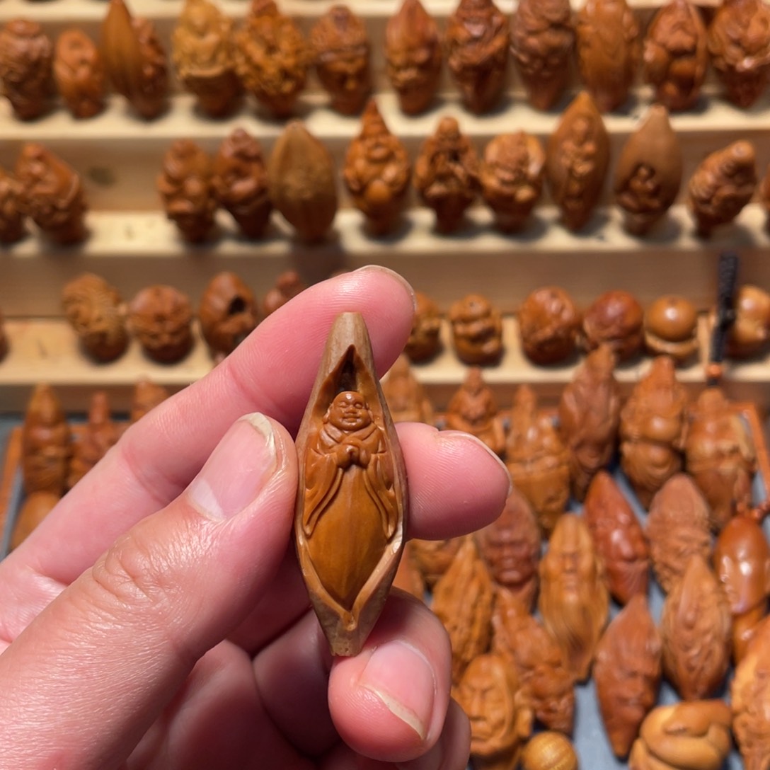 橄榄核把件镂空弥勒