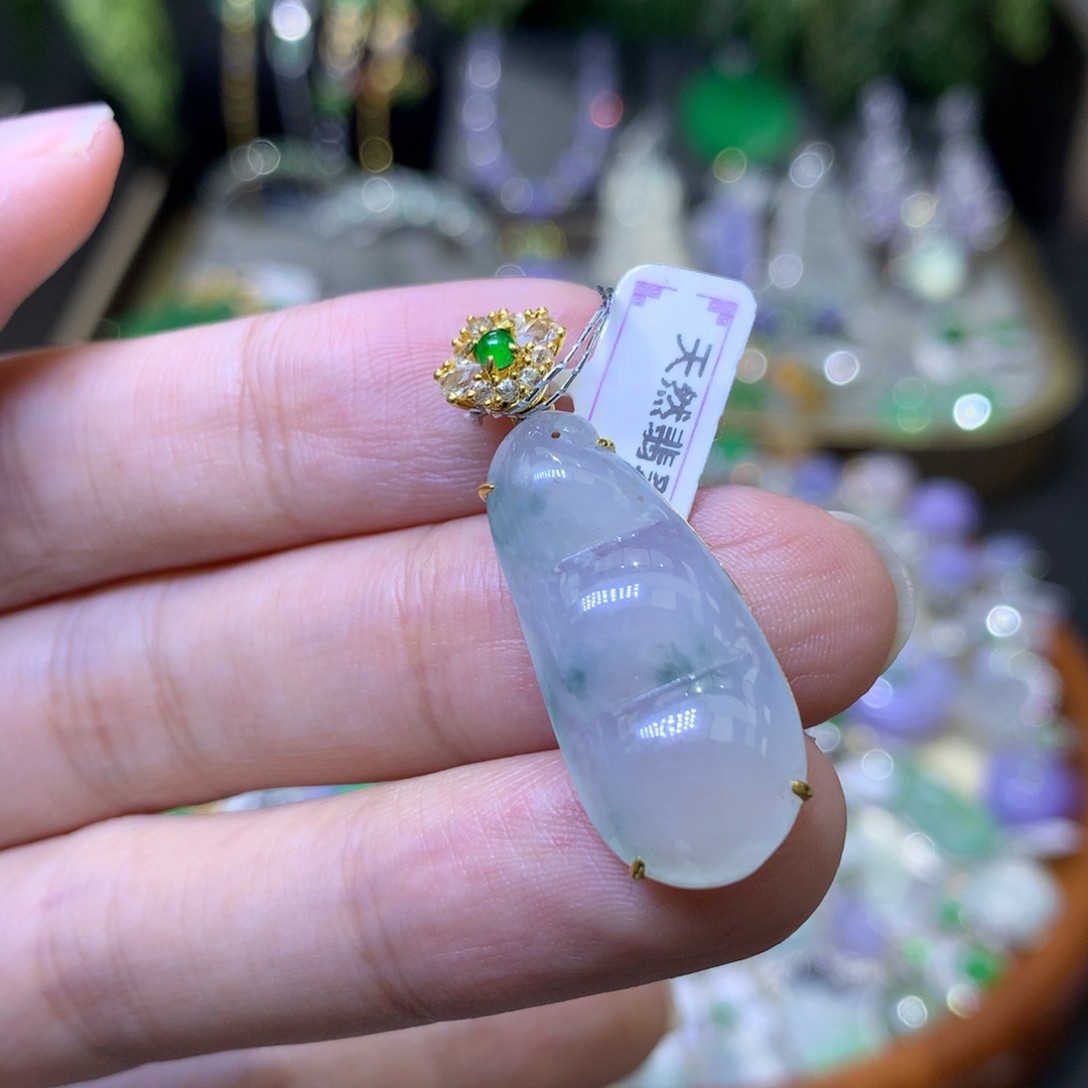 颈饰18K金镶嵌翡翠