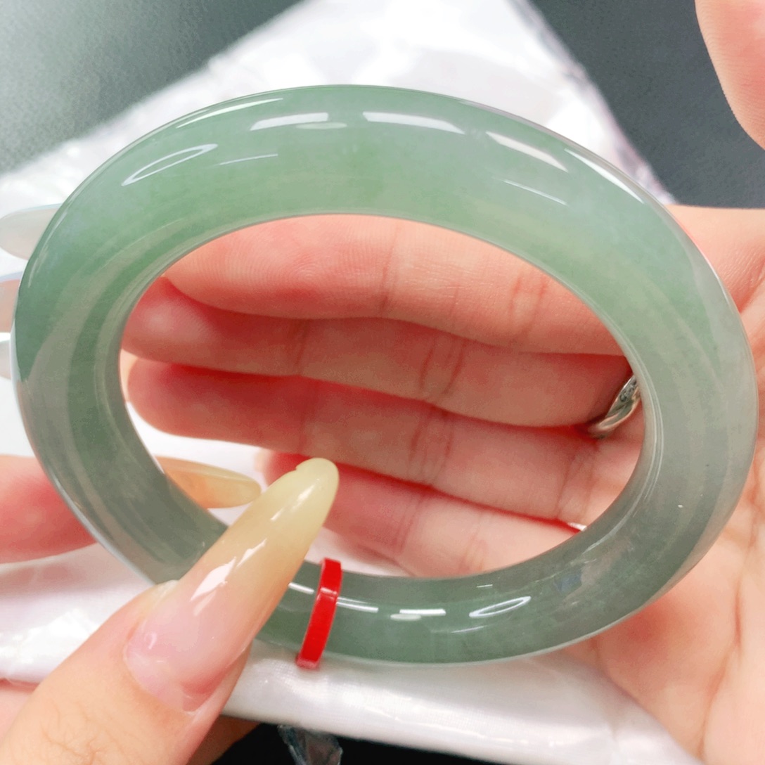 翡翠手镯未镶嵌55。