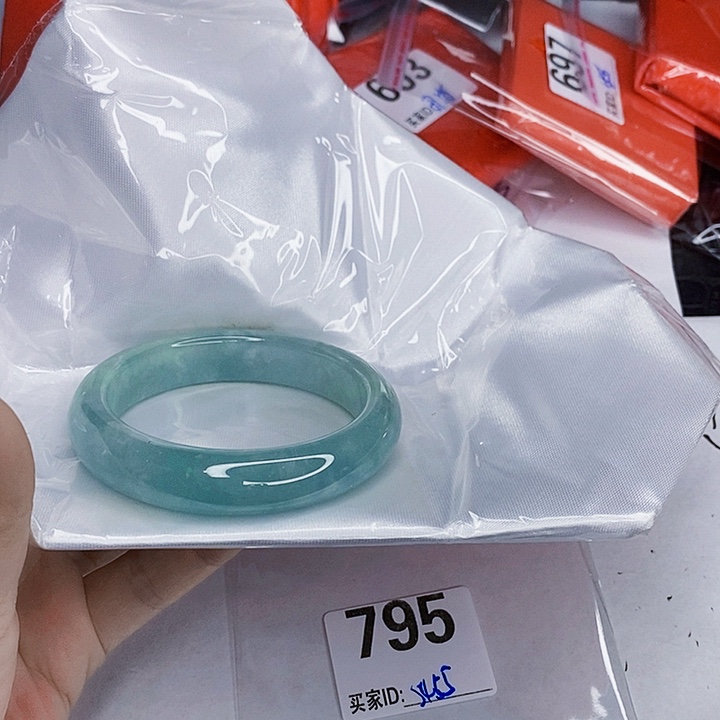 翡翠未镶嵌手镯一图一物实物为准（微瑕处理）