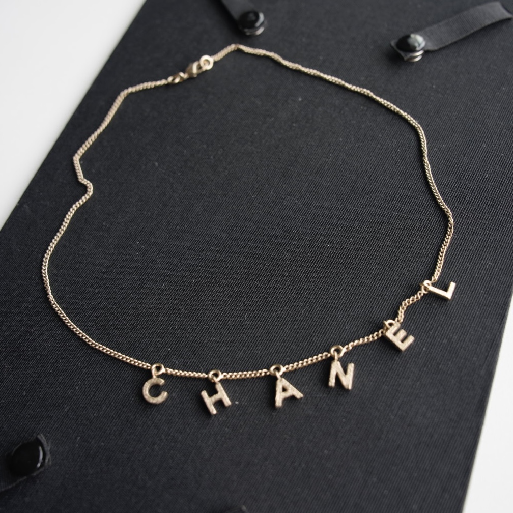 Chanel 金色字母吊坠项链
