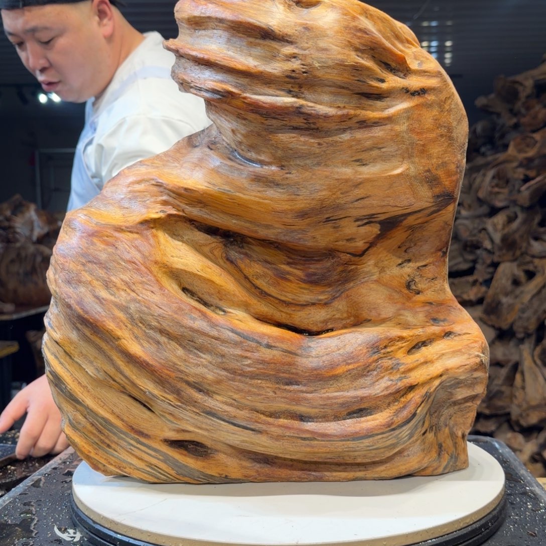 金***圆木王一刀琥珀木摆件148