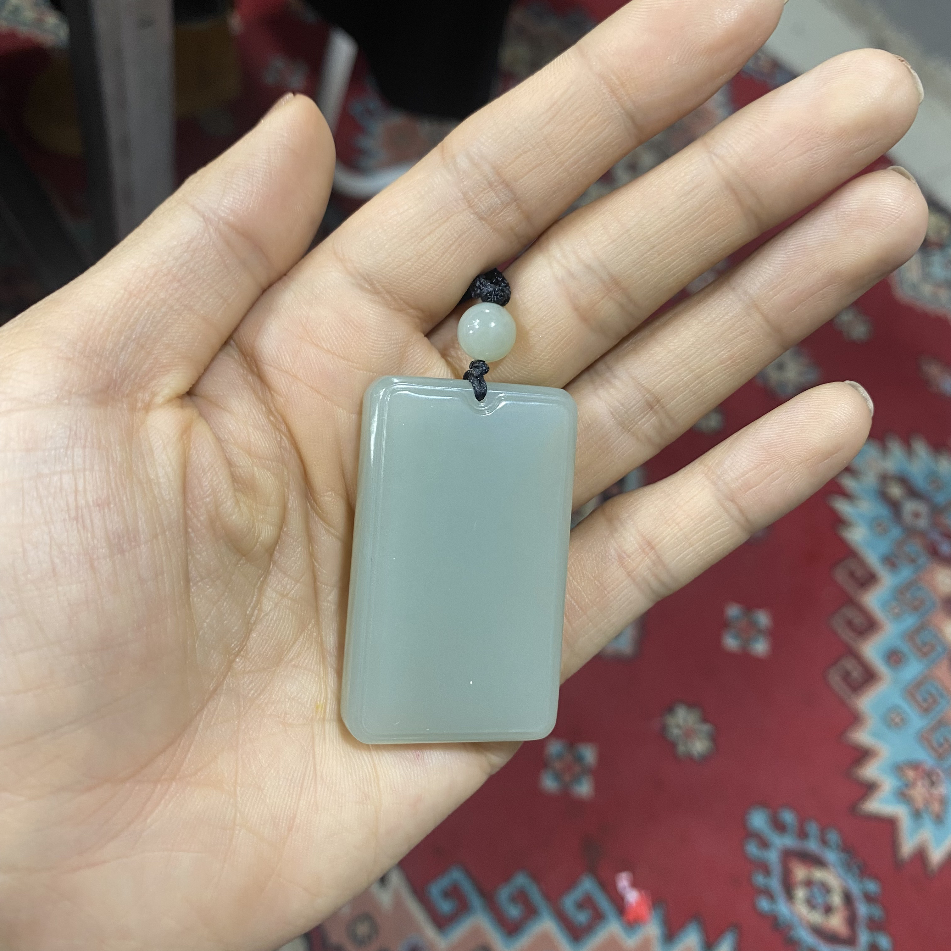 且末微色差近矿吊坠