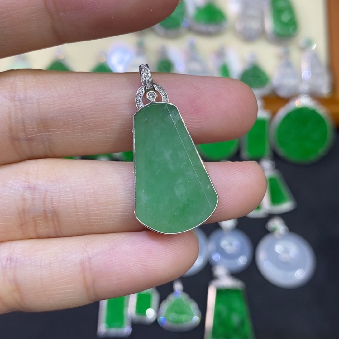 翡翠吊坠(不含链)18K金镶嵌有纹不介意可以拍～