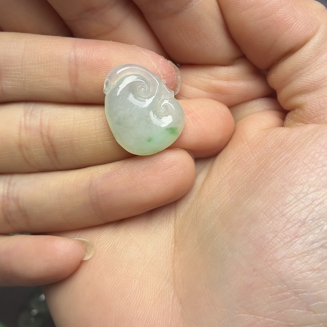 翡翠未镶嵌颈饰飘绿如意