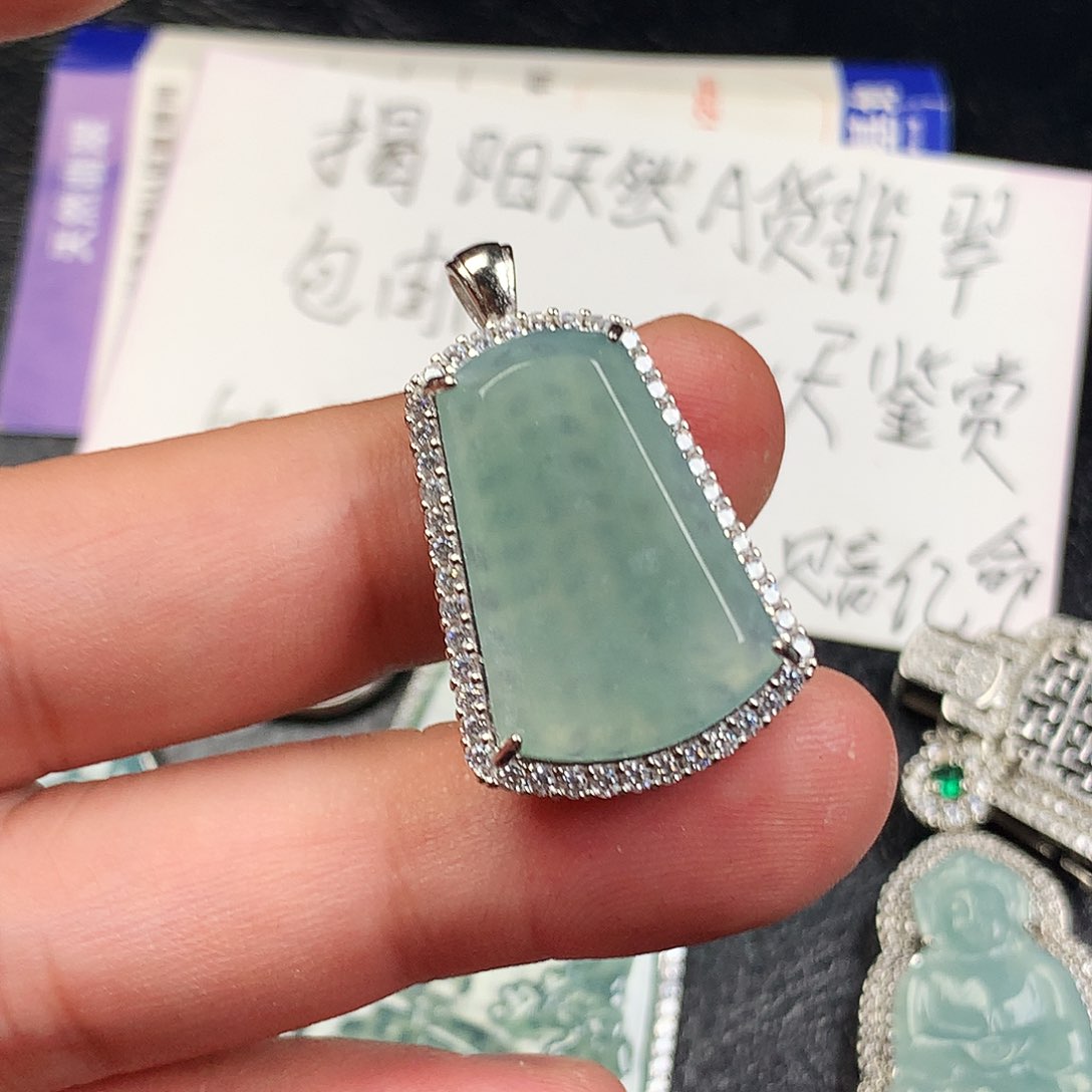 翡翠未镶嵌颈饰无事牌