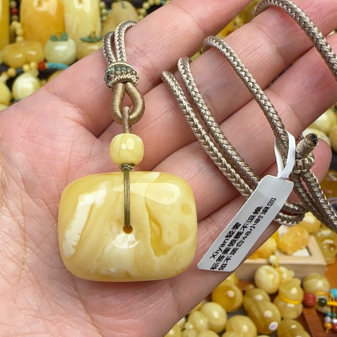 琥珀套链未镶嵌不退换天然俄料浓蜡妖花蜜蜡藏扣吊坠