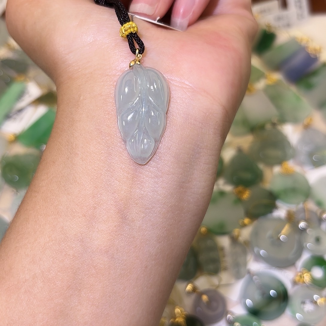 翡翠18K金镶嵌颈饰叶子