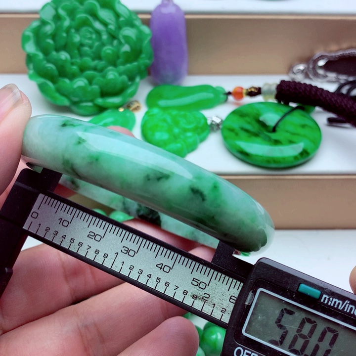 翡翠未镶嵌手镯…．