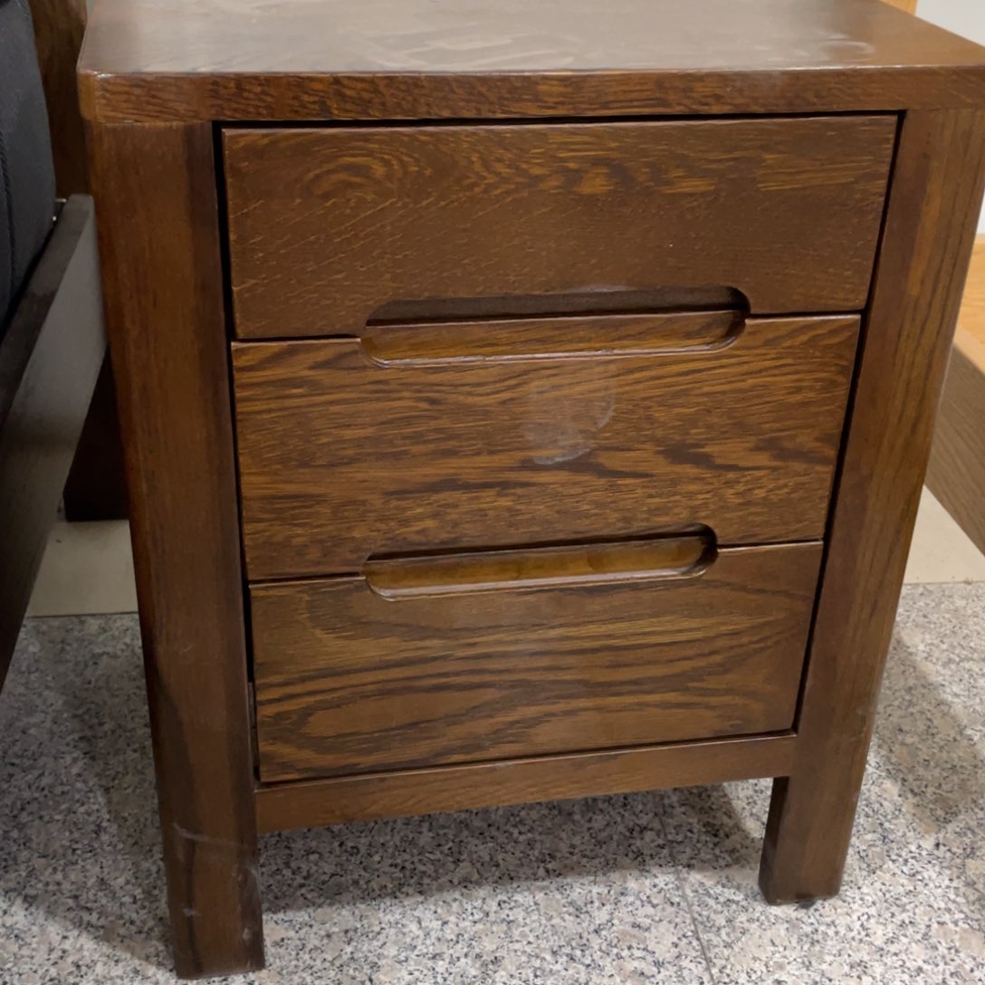 木胡桃色白橡木三抽床头柜1个