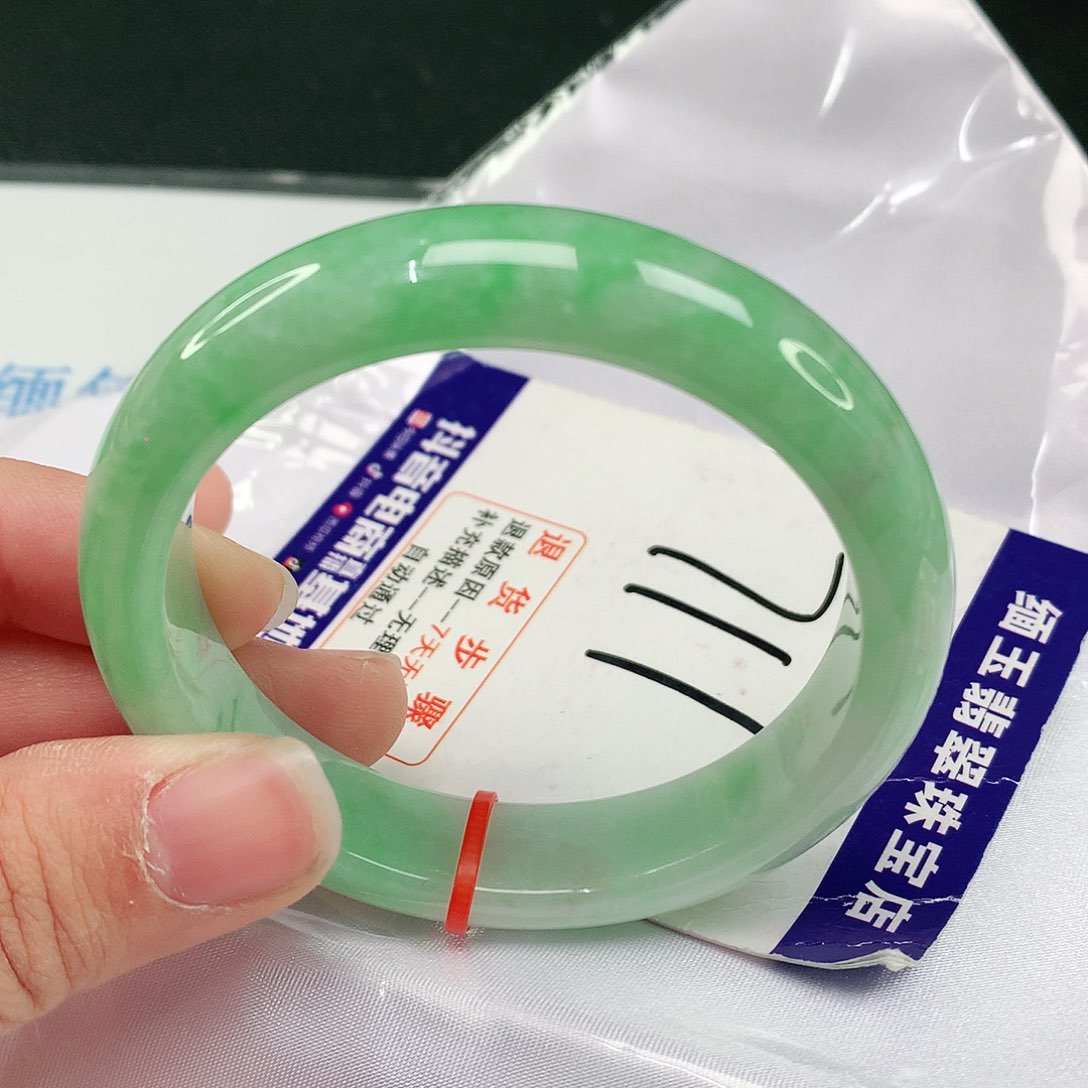 翡翠手镯未镶嵌翡翠