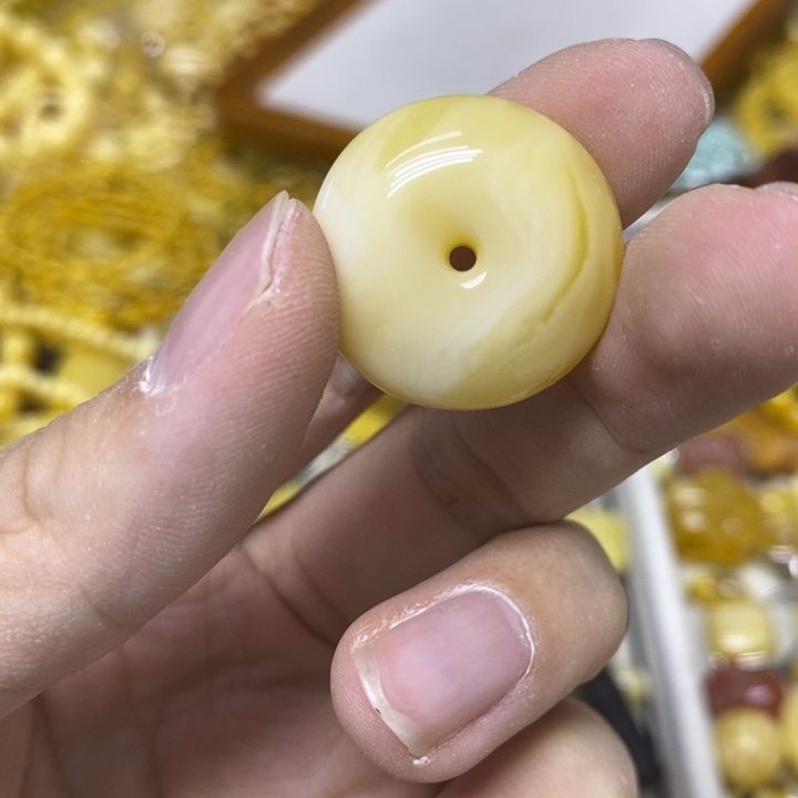 蜜蜡未镶嵌裸石吊坠