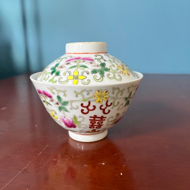 1033清晚期粉彩蝶恋花盖碗