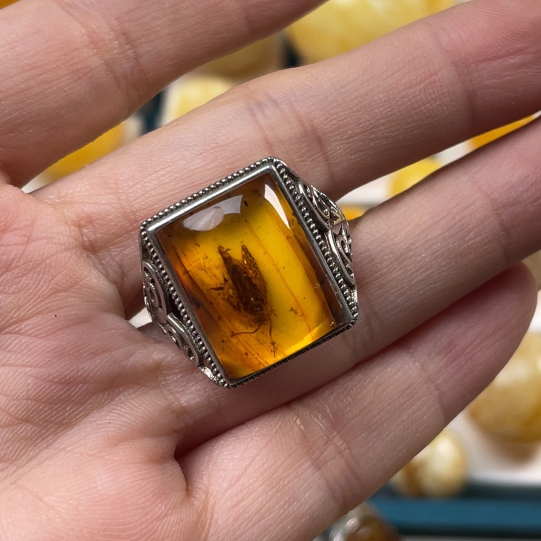 兔***暄蜜蜡未镶嵌珠宝奇石