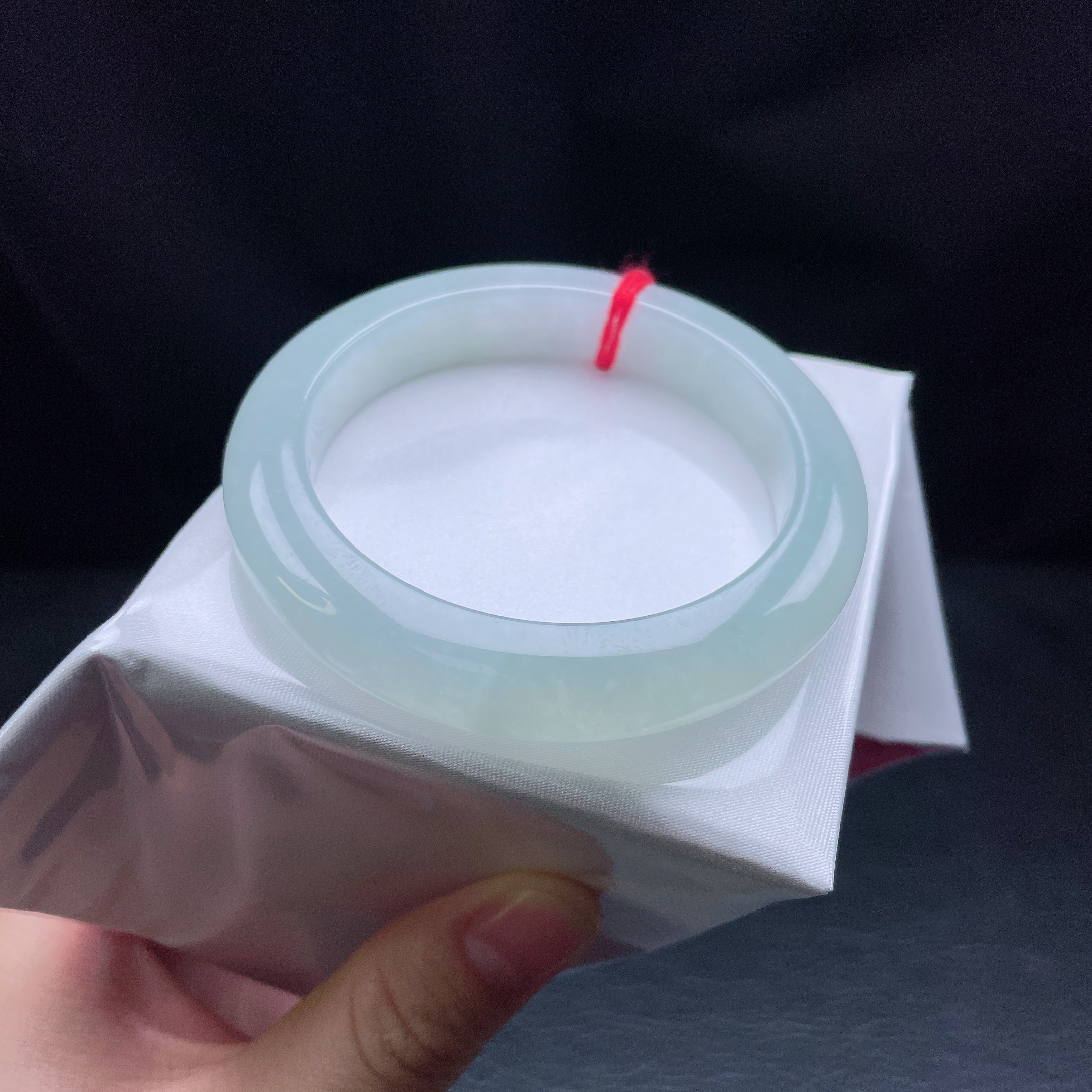 54圈冰糯淡绿宽边手镯 有纹