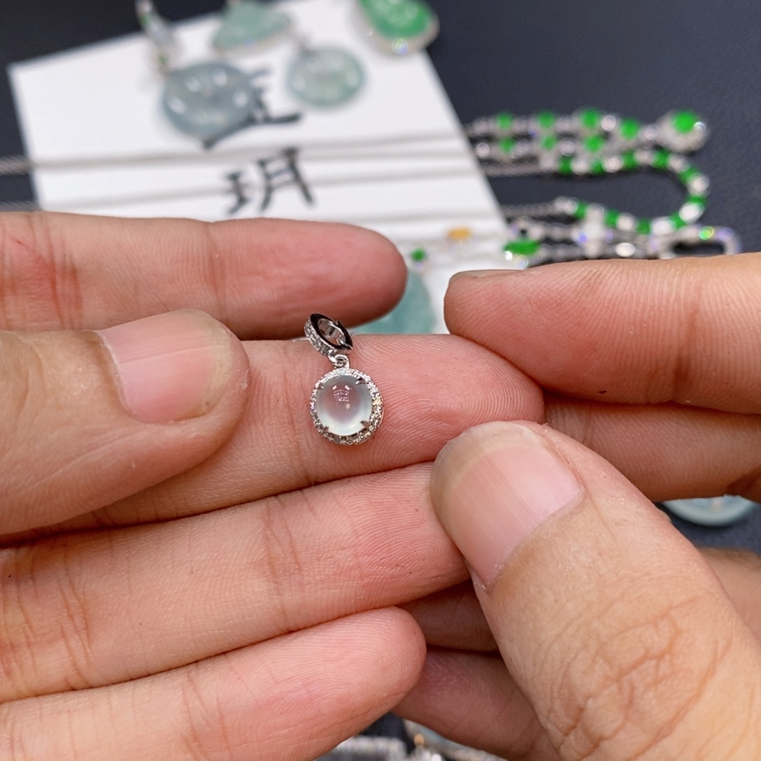 翡翠18K金镶嵌颈饰蛋面