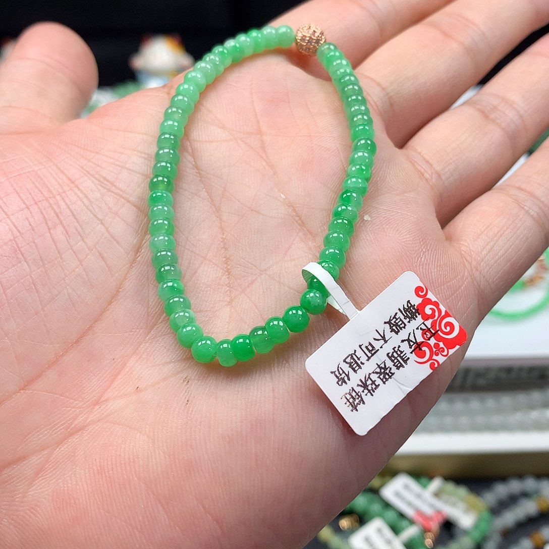 翡翠颈饰未镶嵌开***?翡翠