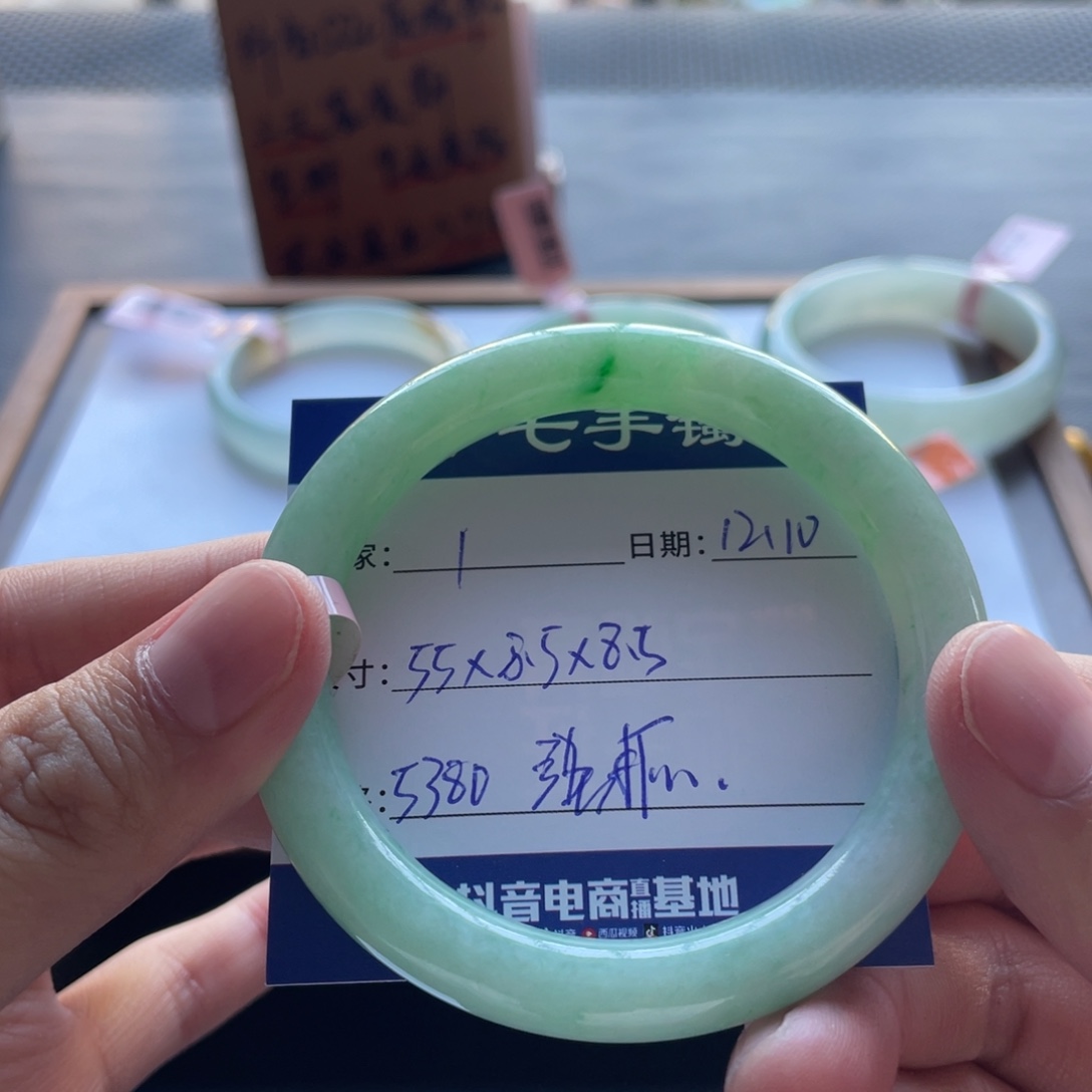 翡翠未镶嵌手镯十七推荐1