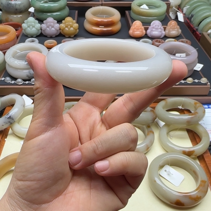 石英岩玉未镶嵌手镯57瑕