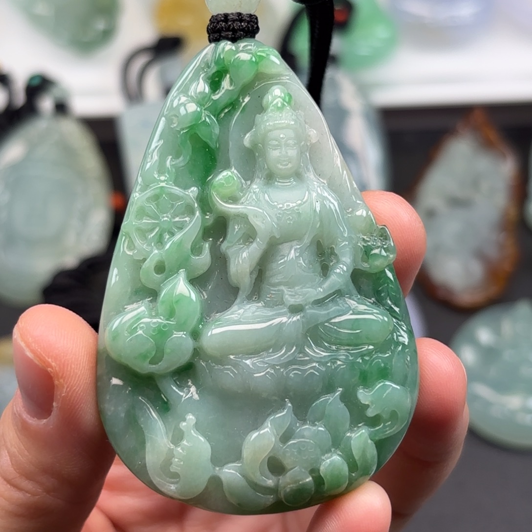 翡翠未镶嵌颈饰观音