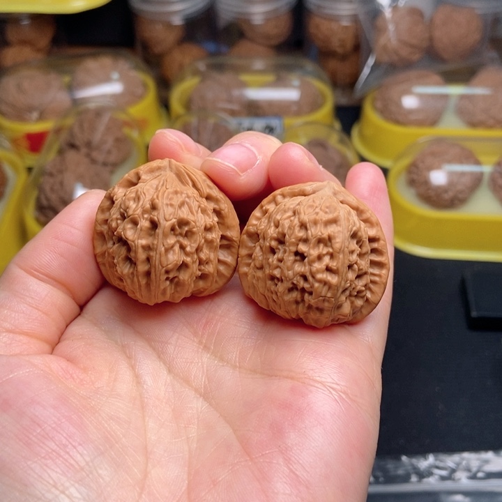 文玩核桃吊坠白狮子34尺三角