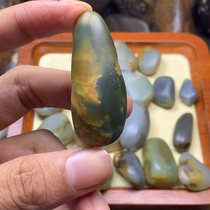 温***玉和田玉未镶嵌颈饰