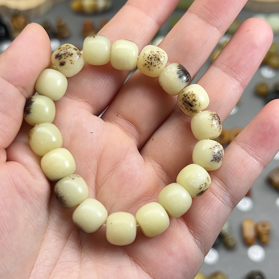 指***徊蛇纹石玉未镶嵌配珠