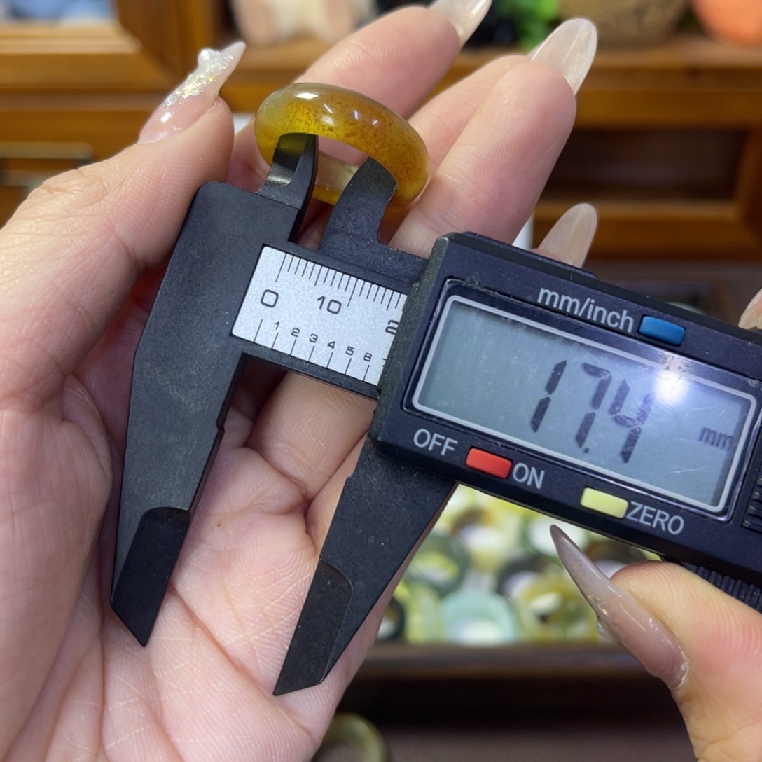 蛇纹石玉未镶嵌戒指103瑕疵