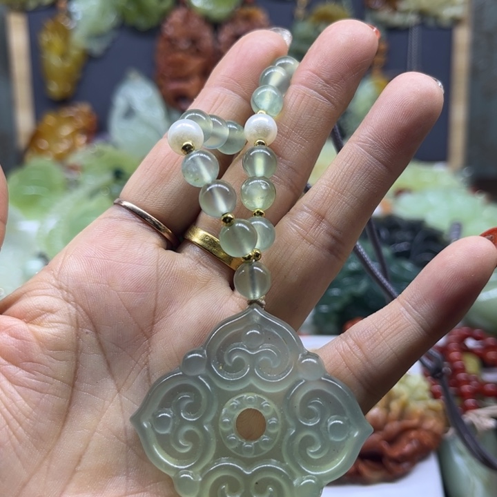 蛇纹石玉未镶嵌颈饰