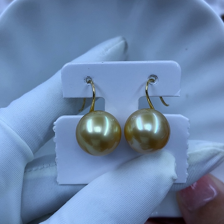 18K金镶嵌海水珍珠耳饰