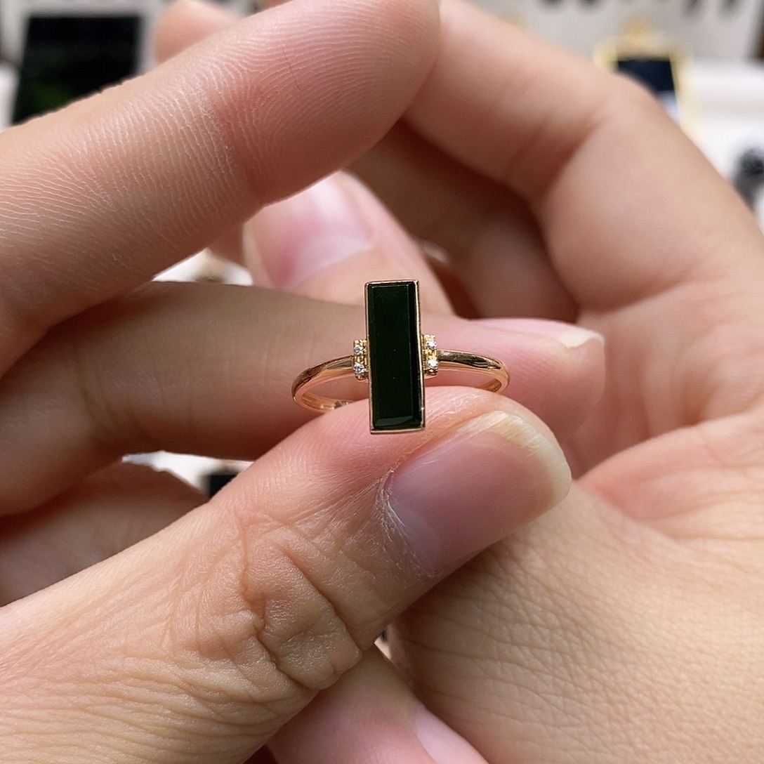 翡翠18K金镶嵌戒指