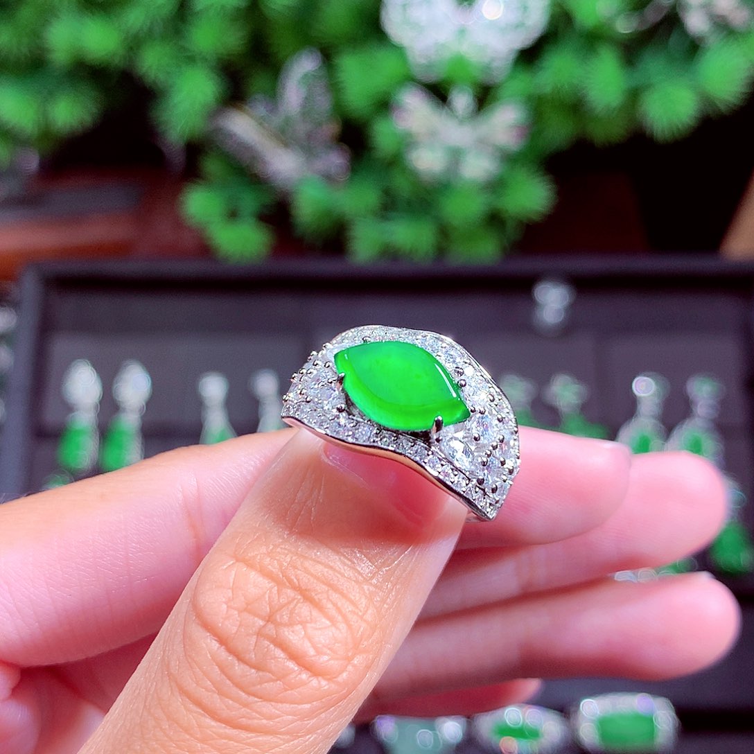 颈饰未镶嵌翡翠天然