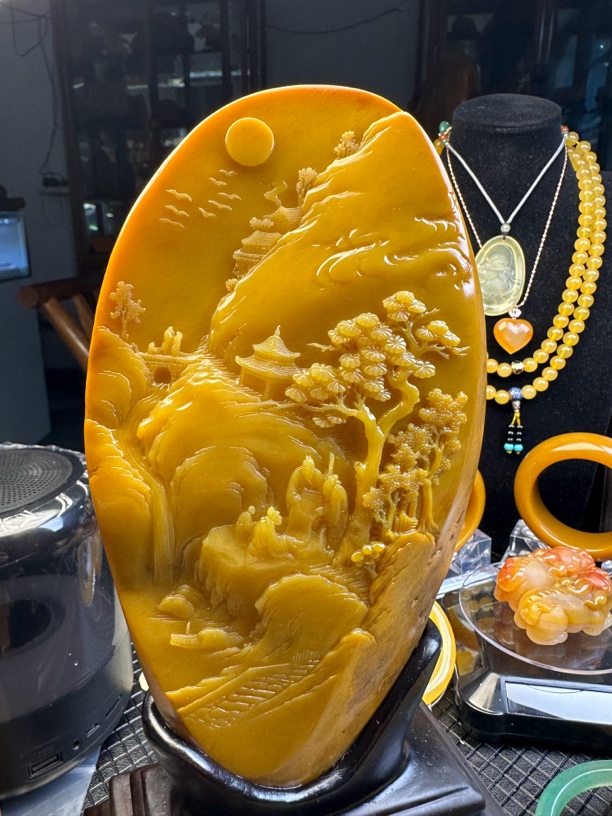 云南龙陵黄龙玉水冲料摆件