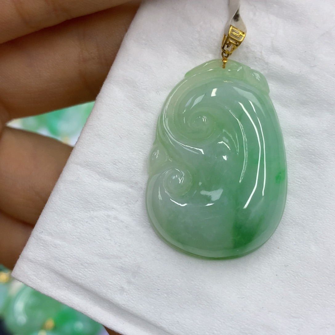 翡翠18K金镶嵌颈饰