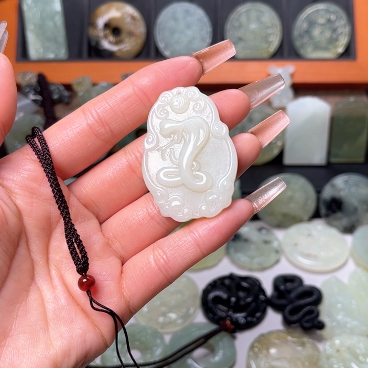 岫玉吊坠(赠链)未镶嵌祝**?