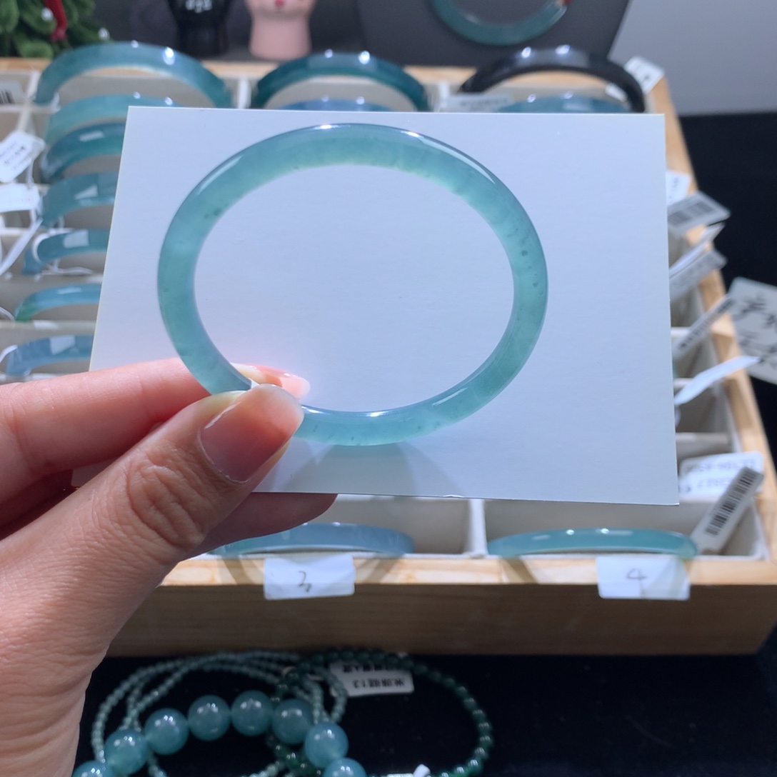 不***在翡翠未镶嵌手镯冰晴蓝