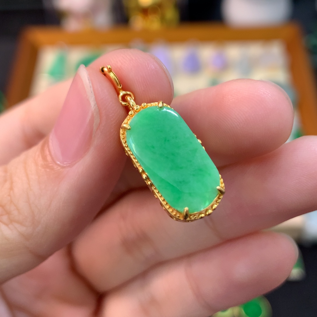 翡翠未镶嵌颈饰无事牌