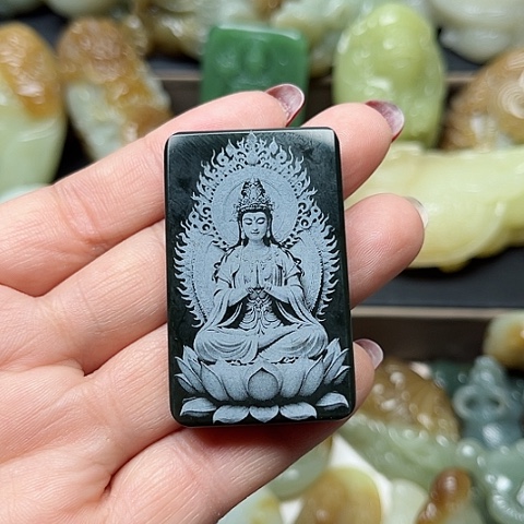 颈饰未镶嵌和田玉龍**人