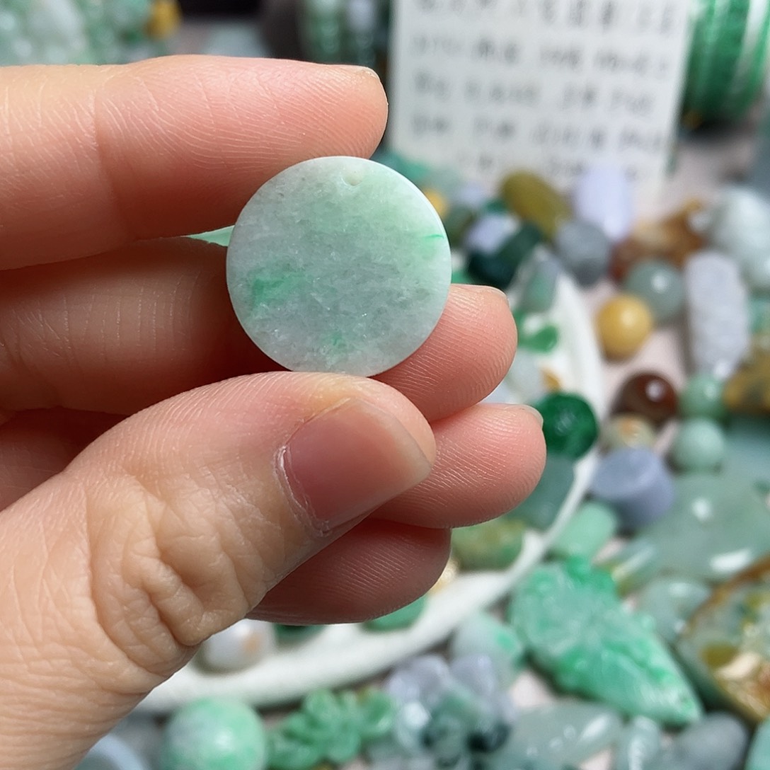 翡翠颈饰未镶嵌无事牌