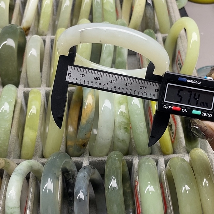 蛇纹石玉未镶嵌手镯333