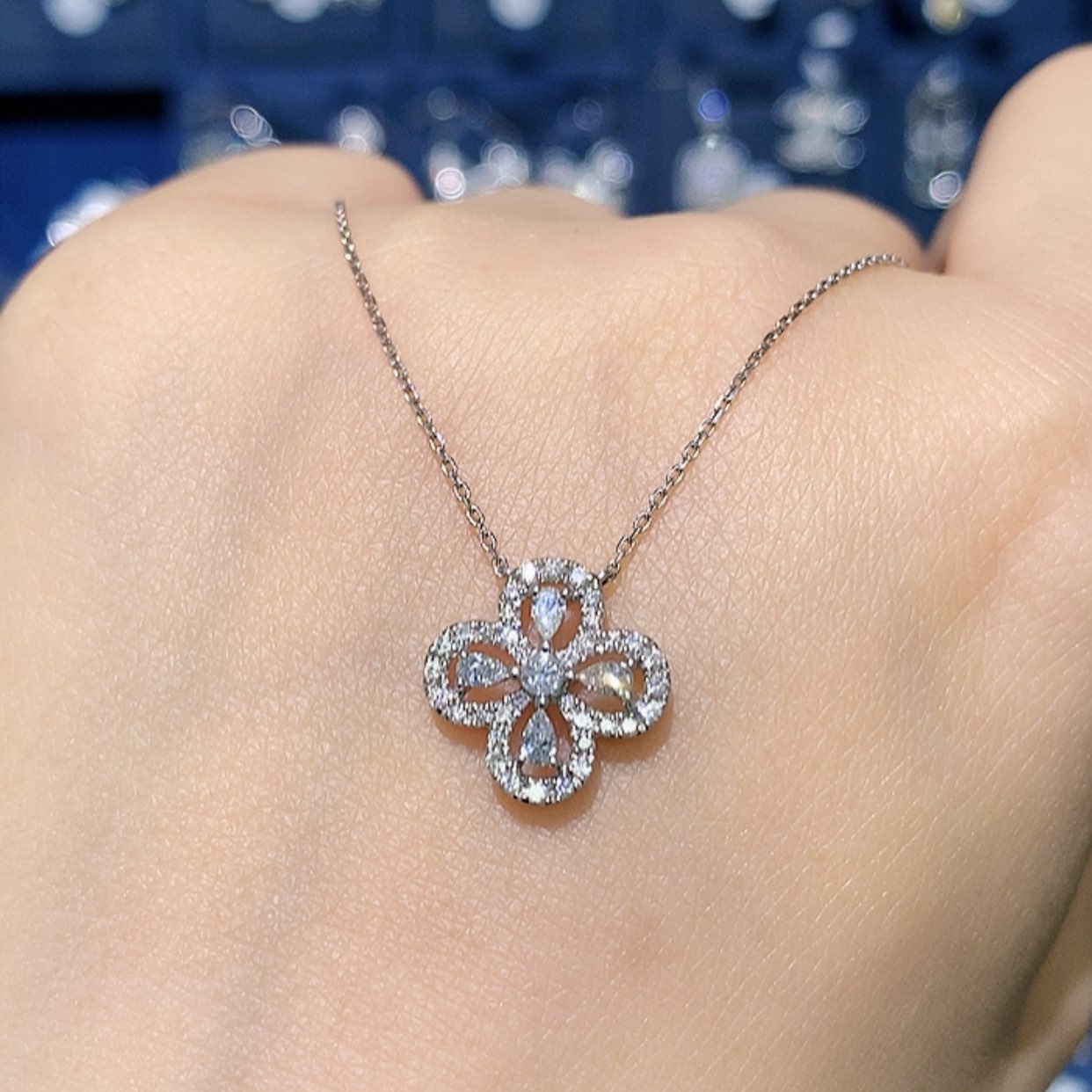 【闪购商品】钻石颈饰18K金镶嵌项链