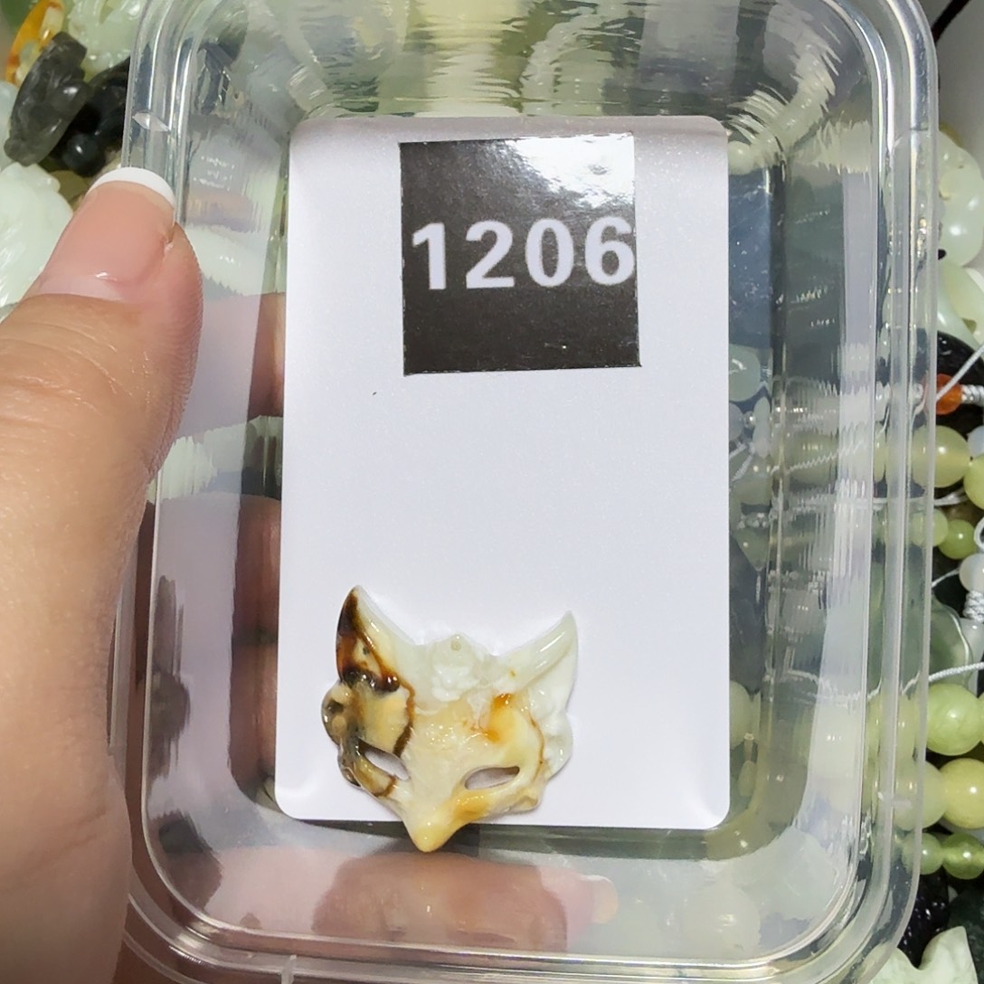 蛇纹石玉颈饰未镶嵌