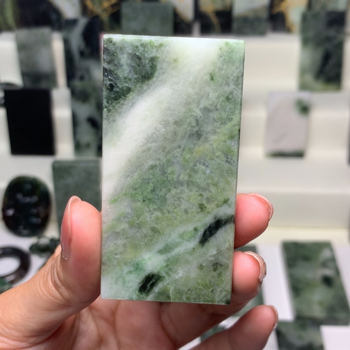 独山玉颈饰未镶嵌