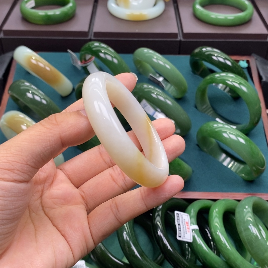 和田玉（碧玉）未镶嵌手镯