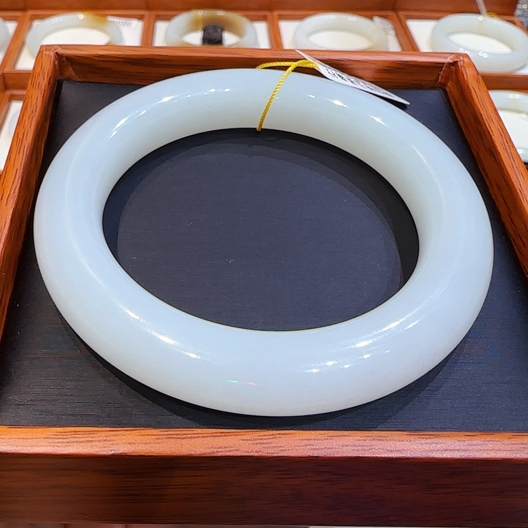 和田玉手镯未镶嵌羊脂白55