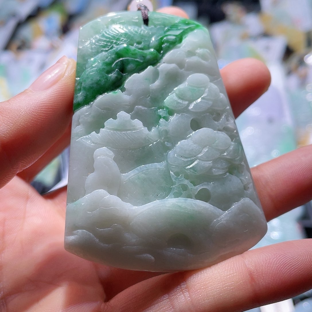 翡翠未镶嵌颈饰一个