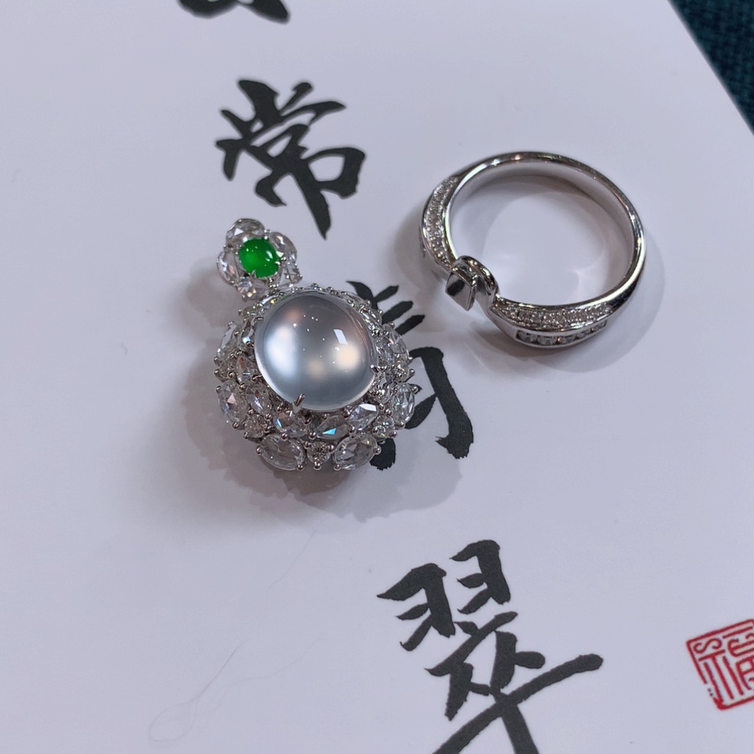 颈饰18K金镶嵌翡翠蛋面戒指吊坠两用