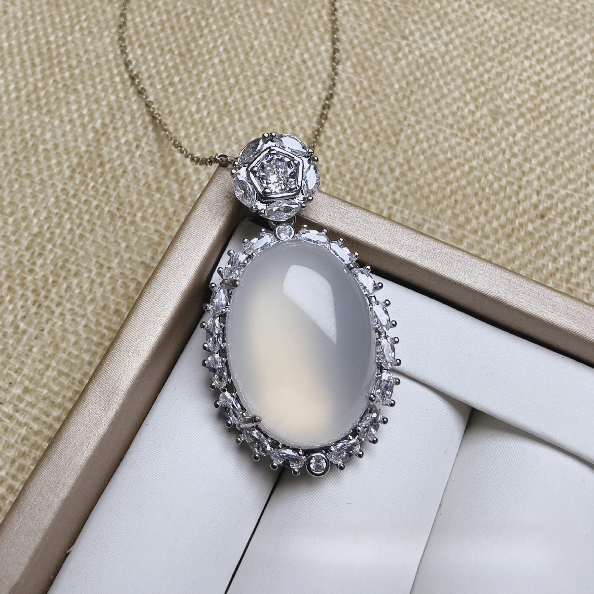 纯天然玉石吊坠豪华镶嵌五芒星鸽子蛋面项链轻奢高级精美时尚吊坠