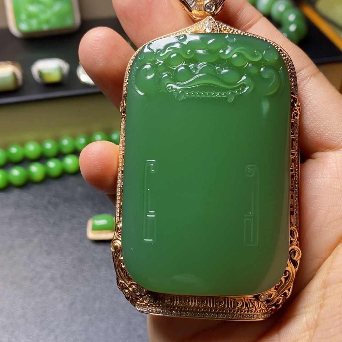 清***渡吊坠(不含链)18K金镶嵌和田玉